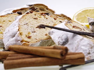 weihnachtliches marzipan stollen