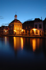 Oud historisch Nederlands monument & 39 s avonds weerspiegeld in het water