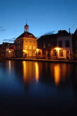 Papier Peint photo Monument artistique Vieux monument hollandais historique reflété dans l& 39 eau par soir