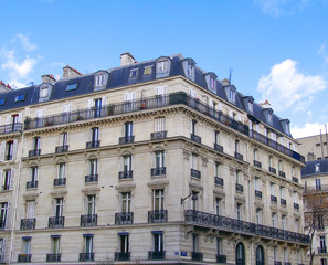 Obraz premium Immeuble de pierre, balcons de fer, Paris, France