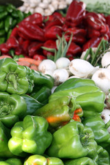 étalage de poivrons au marché