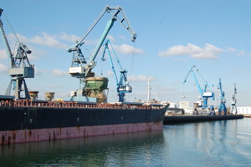 Fototapeta premium cargo et dock à Lorient