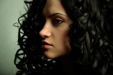 Elegant girl with curly hair - obrazy, fototapety, plakaty