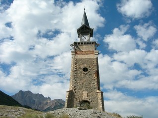uhrenturm im gebirge