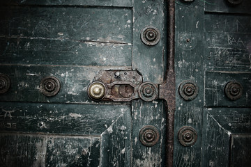 Gros plan sur une vieille porte de chateau