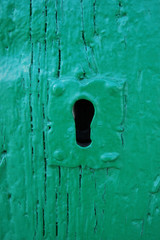 ojo de cerradura en puerta verde