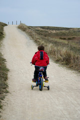 Jeune enfant sur son vélo