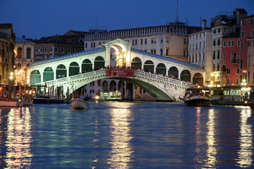 Fototapeta na wymiar Noc na moście Rialto