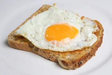 Photo sur Plexiglas Oeufs sur le plat Egguf au plat sur du pain grillé