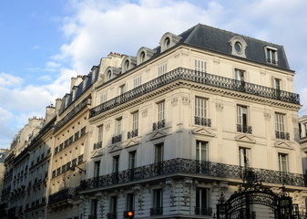 Immeuble blanc, balcons de fer noir, Paris