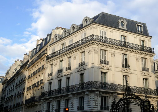 Fototapeta Immeuble blanc, balcons de fer noir, Paris