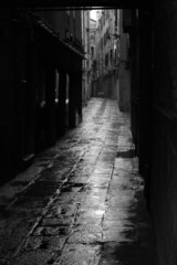 Donker steegje in Venetië