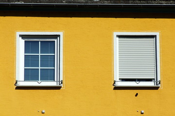 Fenster in gelber Fassade