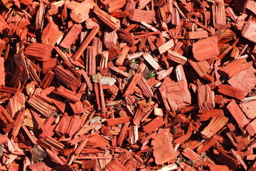 rote Holzspäne
