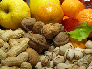 Panier garni de pommes,pistaches et mandarines.