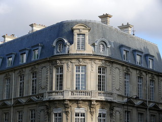 Immeuble en pierre, toit gris, Paris, France