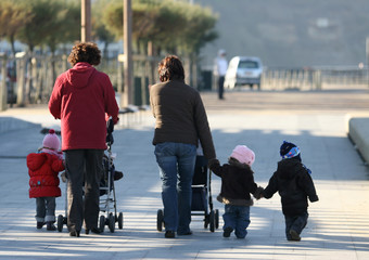 femmes qui se proménent avec leurs enfants 