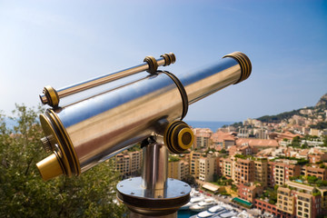 Obraz na płótnie Canvas Teleskop w popularnej turystycznej miejscowości