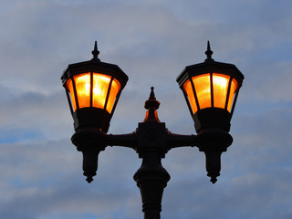 Fototapeta na wymiar Retro po ulicy z zapalonymi dwoma światłami