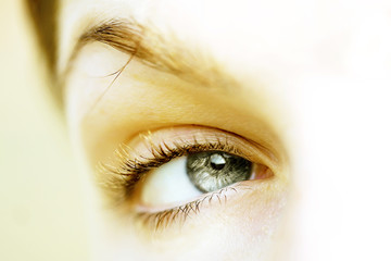 Obraz premium oeil bleu vert gris regard de femme fond blanc plaisir sérénité