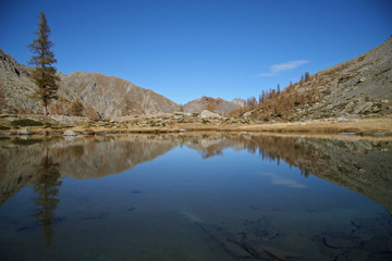 Fototapeta na wymiar Reflet dans le lac de Valmasque, Mercantour