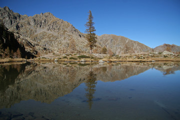 Fototapeta na wymiar Lac de Valmasque et reflet