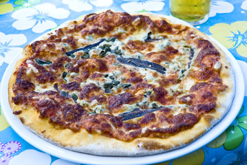 pizza mit meeresfrüchten-sardellen