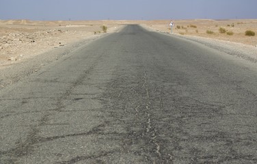 Macadam craquelé - Entre Ouargla et Illizi