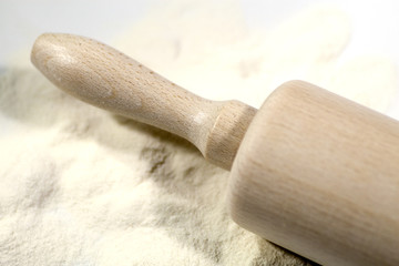 Nudelholz mit Mehl