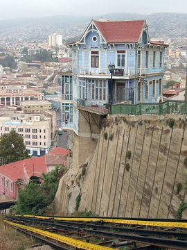 Valparaiso: hillside house at funicular line