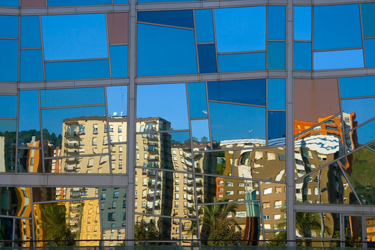 Deusto reflejado en el Palacio Euskalduna