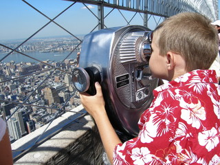 Junge blickt von wolkenkratzer auf manhattan in new york