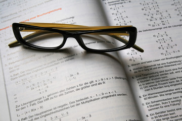 brille auf buchseite