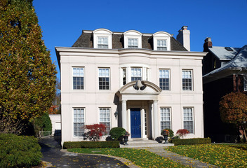 Fototapeta na wymiar duży dom sztukaterie z lukarnami i niebieskie drzwi