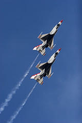 F-16 Thunderbirds flying