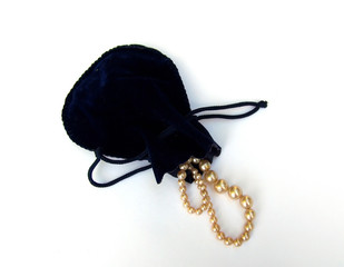 Pearls necklace in velvet suck