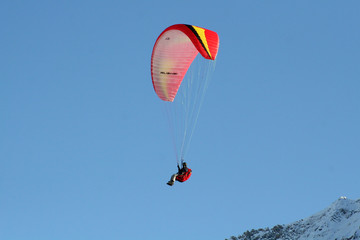 Gleitschirmflieger hoch oben