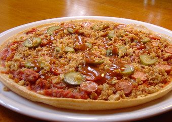 Pizza mit Würstchen
