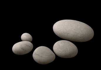 Fototapeta na wymiar white pebbles on black background 