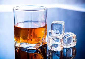 Photo sur Plexiglas Alcool Whiskey in glass with ice cubes
