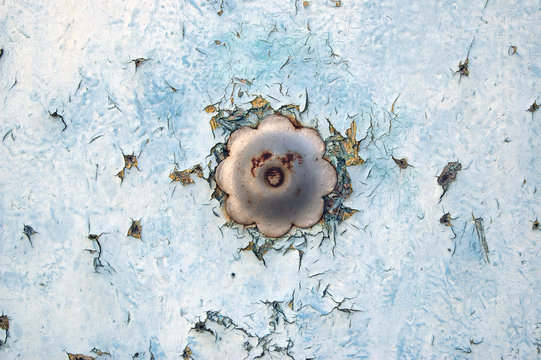 Remache en puerta vieja