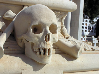 Calavera esculpida en el cementerio