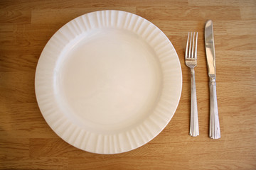 White plate knife and fork