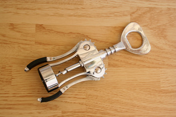 Obraz premium Corkscrew on a wooden table