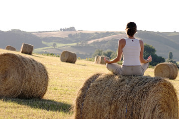 femme faisant du yoga à la campagne