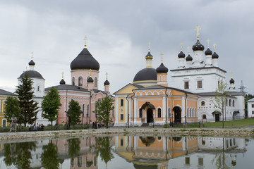 Obraz premium Courtyard in Davidova pustyn, monastery