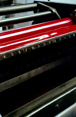 Obraz premium encrier rouge de rotative d'imprimerie