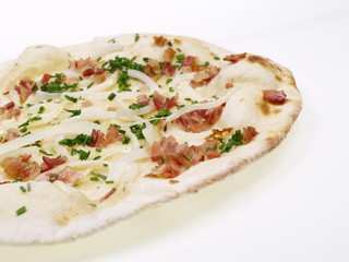 pizza mit zwiebeln und speck