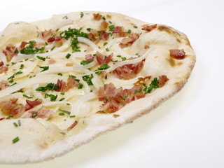 pizza mit zwiebeln und speck