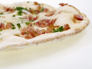 pizza mit zwiebeln und speck